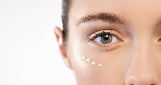 Essential Ingredients for Skincare Products to Use Around Your Eyes