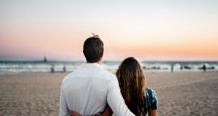 Beach Date Etiquette for Singles and Couples