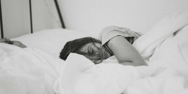 Pros and Cons of Using a Sleep Apnea Mouthpiece vs CPAP Machine