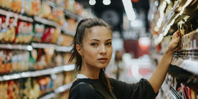 Indícame el camino a la tienda de alimentos más cercana